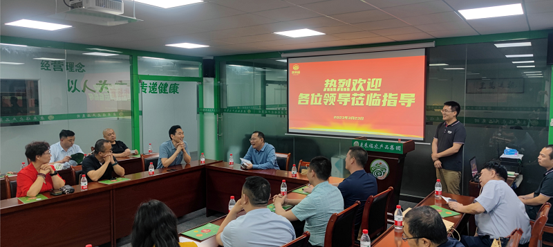 街道辦和企業(yè)家參觀康來福.png
